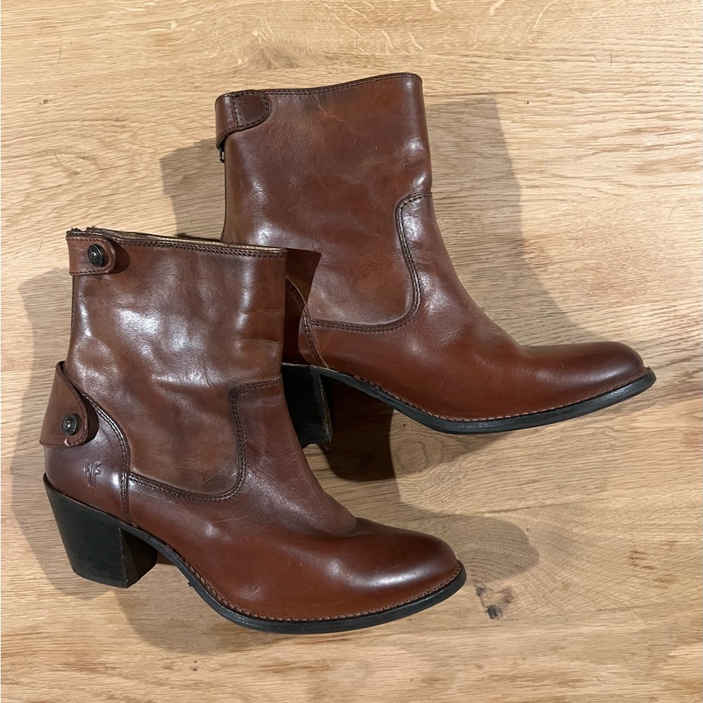 Women’s FRYE real brown leather ankle boots - Size 6.5